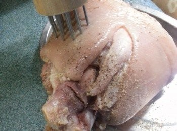 step4: 再用豬插將皮部份插洞,插越多越好