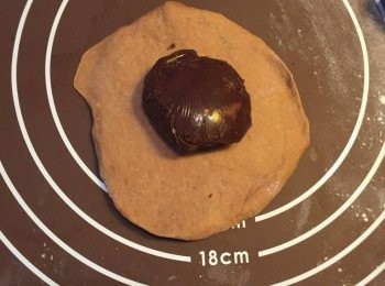 step9: 將麵團用麵粉棍壓成圓形，並將雪凍嘅朱古力餡包入其中