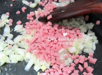 step2: 平底鑊下牛油, 加入洋葱粒炒香, 再下火腿粒炒至金黃