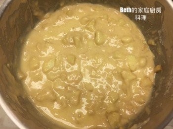 step5: 加入麵粉、無鹽奶油、泡打粉、鮮奶拌勻；最後加入1的蘋果丁拌勻