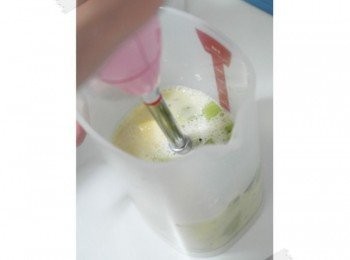 step3: 水果和養樂多倒進杯子裡準備用攪拌棒開打!!!