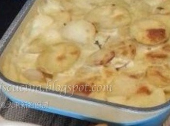 step3: 準備烤盤，一半馬鈴薯連汁放在底層，之後再放餘下的另一半馬鈴薯連汁，灑少許Thyme百里香，灑Parmigiano-Reggiano芝士碎，180度烤30分鐘或金黃色，完成。