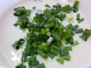 step4: 將蔥花加入，拌勻。