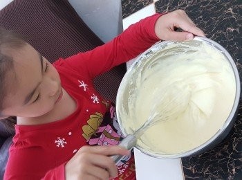 step10: 再把混合好的蛋糕漿倒入剩下的蛋白霜中，混合均勻