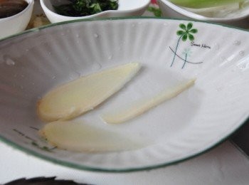 step2: 將小盤放入3片嫩薑片