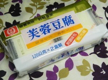 step2: 桂冠芙蓉豆腐切丁，蛋也都切丁~