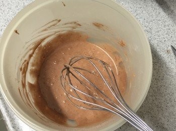 step4: 雞蛋和砂糖拌勻，篩入粉類。