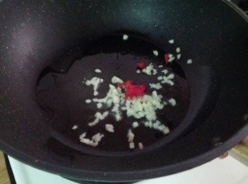 step3: 起油鍋 , 先爆香蒜末和辣椒絲