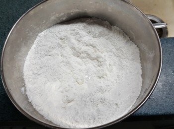 step3: 把糯米粉120g，澄麵15g，糖45g，菜油15g攪勻(油是用普通煮餸用的油,只要唔好用花生油就可以,因為花生油味道較濃,會影響味道效果)
