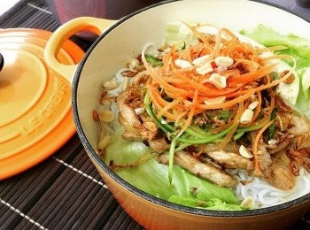 將檬粉，豬肉絲，生菜絲，甘荀絲及青瓜絲放入鍋內，然後灑上花生及炸乾蔥後。混入魚露汁後即可食用。

＊炸乾蔥在雜貨店買到，我在菲律賓雜貨店都可買到。花生買咸脆花生自行壓碎就可以。