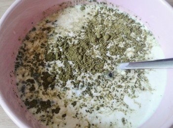 step2: 用小火將牛奶，糖及抹茶粉溶化。不要把牛奶煮滾，微暖便可