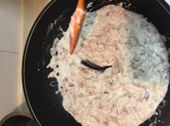 step3: 炒到水份收乾後~
將鍋子內鍋邊緣底部抺油~倒入炒好的備料備料~