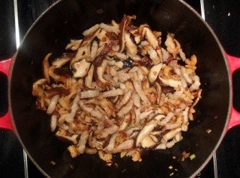 step4: 再將蝦米及香菇下鍋翻炒出香氣後,加入適量的鹽及胡椒粉調味。