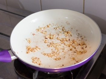 step3: 中火燒熱鍋子，下少許油，油熱後調到中小火下紅蔥頭炒 3 – 4 分鐘至金黃色有香味（要保持兜炒，小心燒焦）。