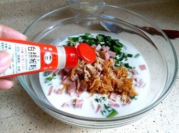 step5: 再加入少許雞粉 , 胡椒粉調味拌勻靜待10分鐘