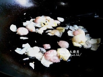 step8: 鑊中加入油燒熱 , 蒜頭 , 乾蔥頭落鑊爆香至油有蒜香味