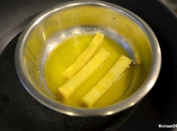 step3: 步驟三有兩種做法 同時預熱烤箱150度
隔水加熱無鹽奶油
 1.將奶油均勻塗刷在吐司條上 2.將吐司條浸泡奶油並快速取出