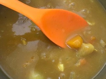 step5: 月桂葉拿走, 然後用手動撹伴器把湯打成thick 和creamy. 
加入蟹肉, 用慢火煮10分鐘