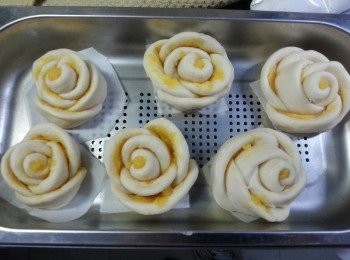 step9: 全部花整好後用布蓋面,待粉糰休息多1個鐘,再用大火蒸15分鍾即可
(蒸好後如未能食晒,可灘凍放入冰箱,待要食用時取出蒸熱即可)