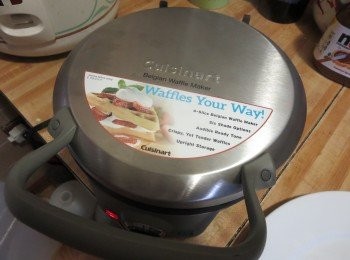 step8: 配純楓糖漿和水果。請享用！When all the waffles are cooked, serve immediately.