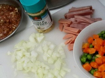 step1: 先用醬油，鹽，糖，太白粉醃免治豬肉。洋蔥切粒，火腿切幼條，磨菇切片