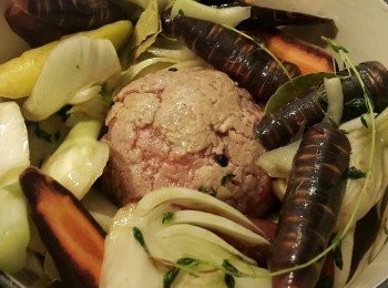 step5: 取出蔬菜，下橄欖油，把肉丸在油中滾動一下，把蔬菜放在肉丸側，加入雞湯