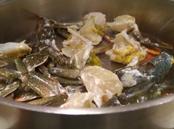 step5: 用油先爆下啲蟹件表面,不需要炒熟蟹件。