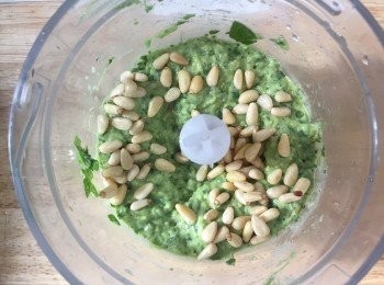 step1: 將青醬材料（羅勒、牛油果、蘋果、松子仁、橄欖油及鹽）用攪拌機拌勻。