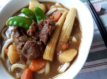 step8: 加入煮好的牛肉咖哩 , 放上四季豆