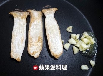 step3: 煎到恰恰（焦黃）的狀態時，翻面續煎；在鍋旁放入奶油和蒜末，爆香。
