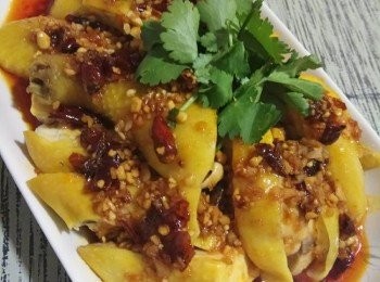 step2: 落少許油中火爆香花椒，出濃烈香味時拿走花椒，加入辣椒油，一半蒜蓉，薑片，芹菜，葱段一半辣椒乾，開中火煮至蒜蓉變金黃後，隔走所有殘渣保留辣椒油備用。