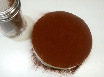 step13: 蛋糕表面再灑上巧克力粉就完成了