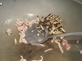 step2: 炒鍋放入沙拉油，將香菇絲、肉絲中小火爆香，香菇絲炒至金黃色