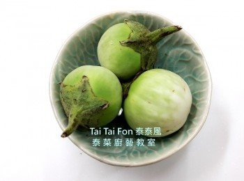 step4: 待肉絲炒到5分熟時.蛋茄切片下鍋