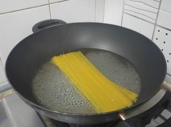 step1: 意粉煮至8,9成熟