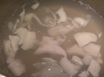 step5: 大菜糕溶化後再加入椰子肉。