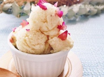 step4: 倒入器皿或制雪糕機放入冰箱冷藏庫冰凍至硬即可！