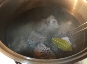 step2: 凍水落牛肋骨、月桂葉、黑椒、蒜頭2瓣、蔥白以及較早前留下之紅蘿蔔及白蘿蔔碎屑，水滾後煲10mins（其間請去除浮在湯上之多餘泡沫），10分鐘後把牛肋骨盛起以及清洗乾淨（請留2碗清湯備用，記得去除多餘油脂）