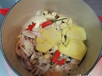 step2: 聞到胡椒味，落油，加薑蔥蒜，辣椒及香茅。

當聞到拱鼻嘅辣味時候，加入蝦，灒酒兜勻。加入魚露，加蓋焗4-5分鐘已可。