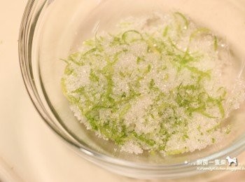 step3: 將檸檬皮屑跟細砂糖、玉米粉攪拌混合，讓砂糖與檸檬皮的精油充分摩擦，至出現檸檬香氣。