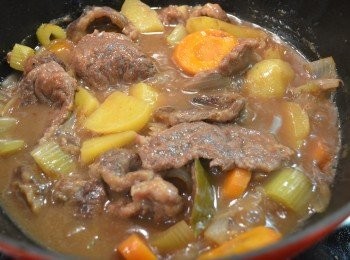 step8: 然後倒入水和牛湯粒以大火煮滾後，轉中小火燉煮約1小時。（水的份量可蓋過材料就可以，不要加太多，因肉與蔬菜燉煮時會出水，如中途燉煮湯汁不夠，可以加入適量熱水繼續煮。燉煮過程中，每隔一段時間要翻動一下，以免黏鍋底。）