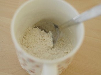 step2: 先將麵粉，糖，發粉，鹽在馬克杯內拌勻