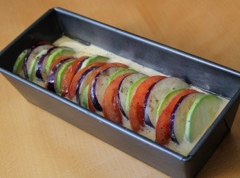 step6: 預熱焗爐180度，把焗盤涂上牛油，倒入蛋漿，然後把各式蔬菜間著斜插排放在蛋漿上，在蔬菜上灒少許油令蔬菜不會過乾 ;  入焗爐焗25-30分鐘即可