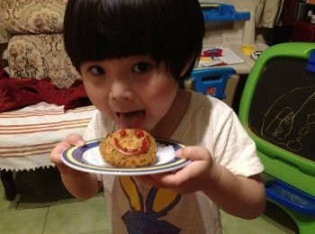 step5: 用蕃茄醬畫一個笑臉，大功告成（當然拉，李子化的笑臉很可怕，所以我幫他先畫好一個囉）還有就是...小心燙阿