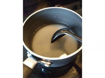 step5: 將餘下的150毫升嘅水，加砂糖用中小火煮至糖完全溶化