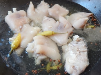 step7: 加入高壓鍋壓過的豬蹄，煮開，關火。