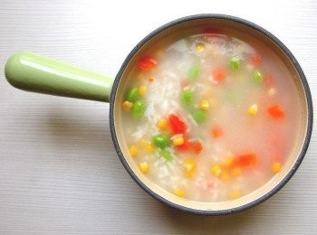 step3: 放入白飯煮軟後再加入蔬菜丁。