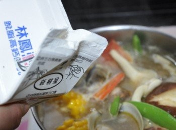 step11: 倒入適量鮮奶入鍋