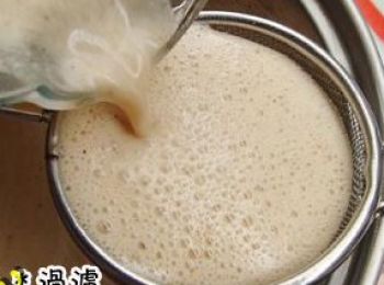 step4: 過濾渣，加冰糖放入鍋裡煮開，加少許糯米粉調的水，邊倒邊攪，變濃稠即可~~（或者帶渣一起煮，煮好之後再濾渣，我覺得這樣味道濃些）。