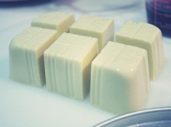 step1: 把雞蛋豆腐切成6塊~~稍微用紙巾吸一下水分!